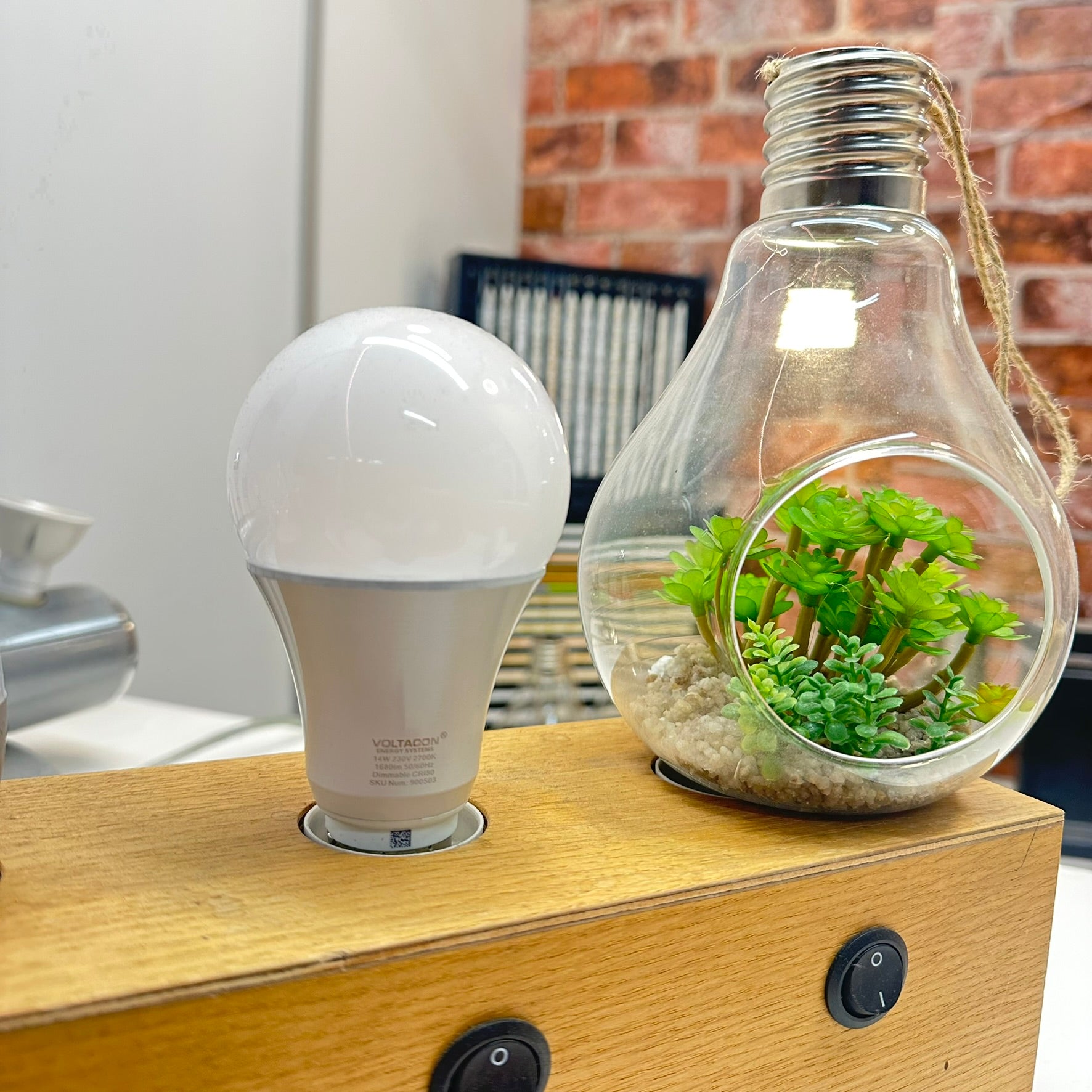 LED Bulb Bayonet B22 Dimmable Natural White Light 10Watt