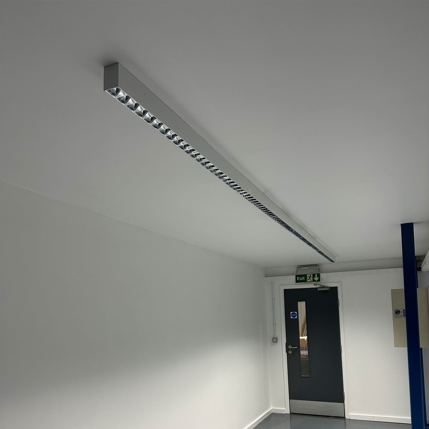 Triumph LED Fitting, 36W, White & Black 120cm with Reflector