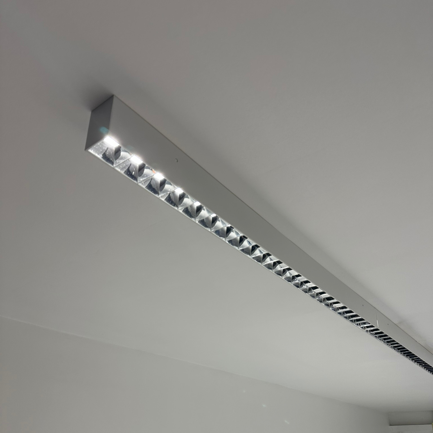 Triumph LED Fitting, 36W, White & Black 120cm with Reflector