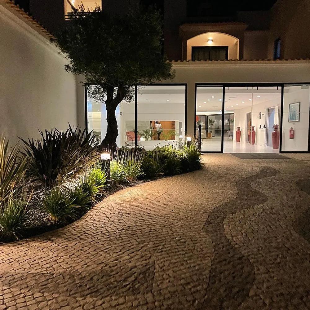 spikes-of-led-light-in-the-garden_1.webp?v=1750112438